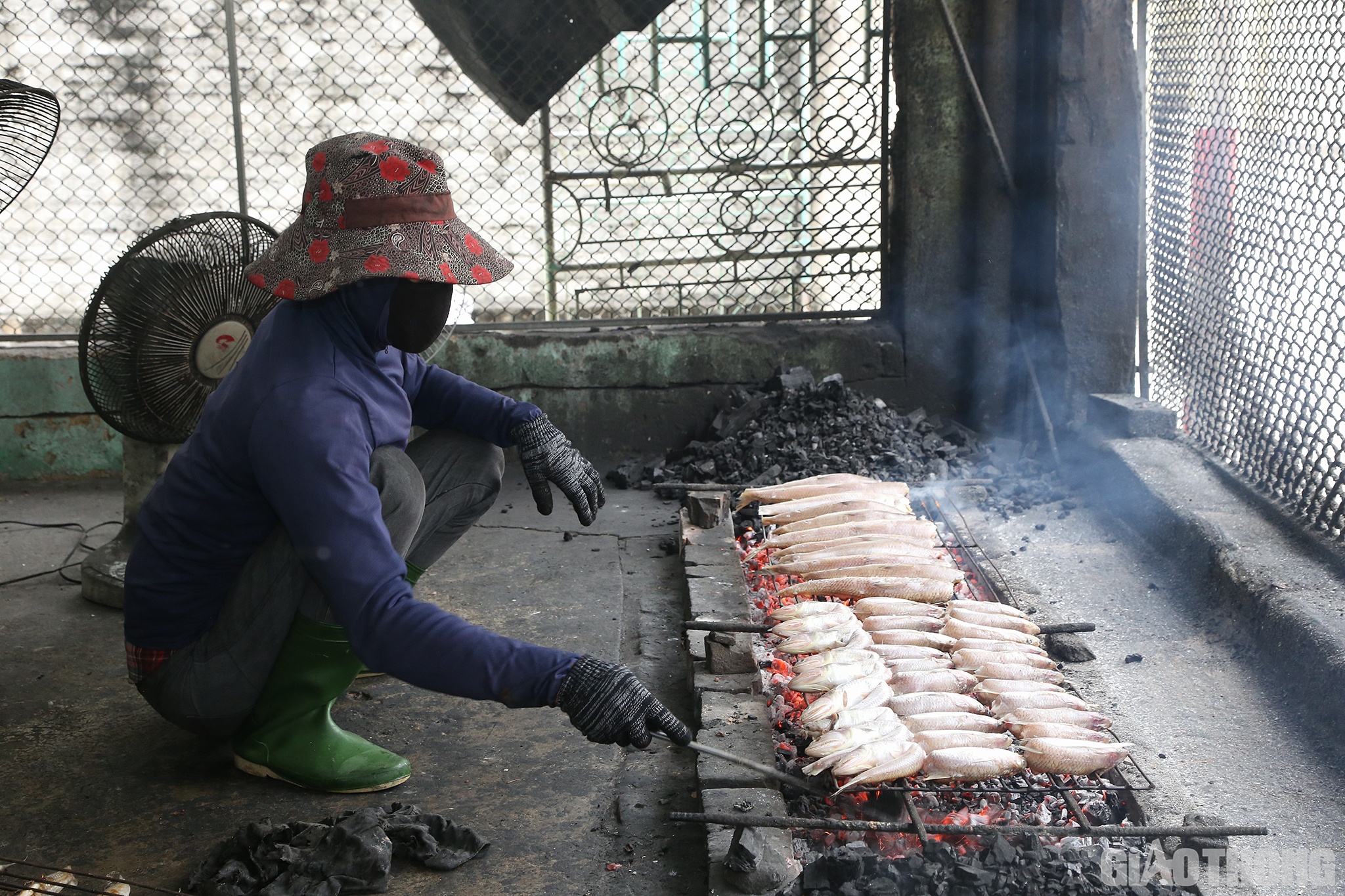 Đang chăm chú với mẻ cá lượng, chị Hồ Thị Thanh (vợ anh Long) cho biết thêm: Ngoài nguyên liệu thì việc chọn than nướng cũng được các thợ rất quan tâm. Than phải là than củi, sạch và sức than.