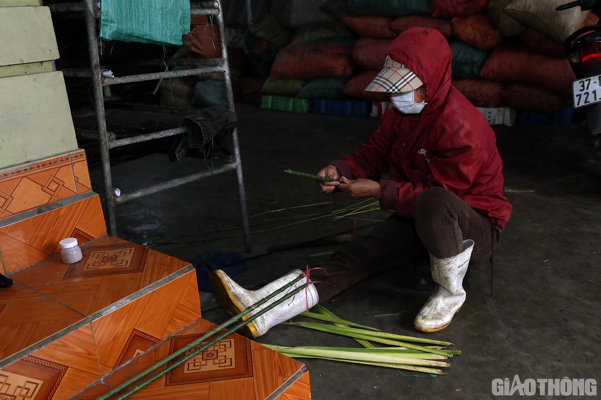 Ngoài ra, tuỳ vào từng loại cá, người thợ sẽ xếp đều lên vỉ nướng hay gác trên các thanh sắt đã được quấn thêm lá dừa nhằm cho sạch và thơm. (Trong ảnh là người thợ đang quấn lá dừa vào thanh sắt để nướng cá cắt khúc)