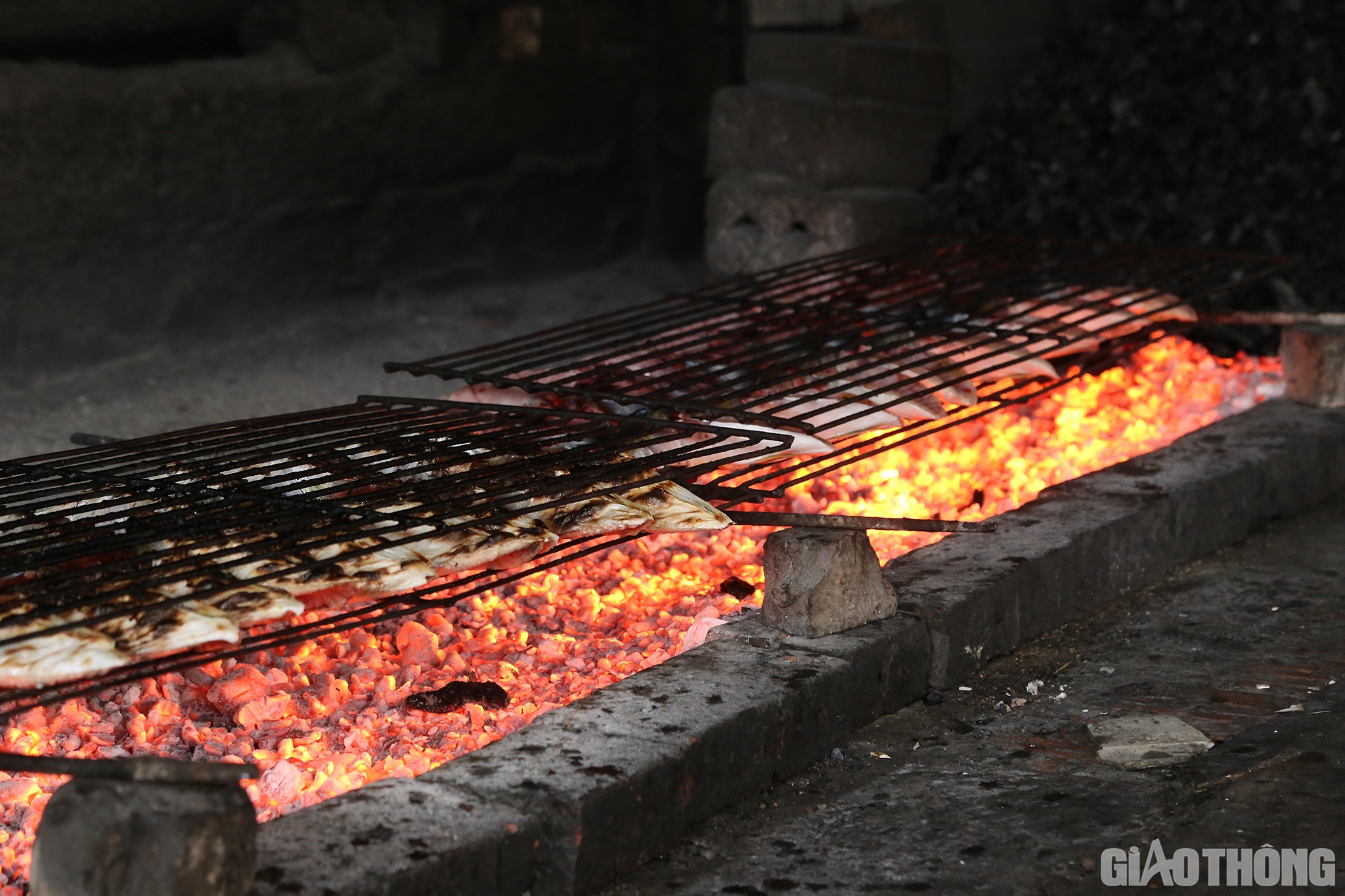 Chưa hết, quá trình nướng cá, người thợ phải luôn tập trung điều than để cá chín vàng là được. Quá tay thì cá sẽ cháy khét, còn non tay thì chưa chín tới, đều không ngon.