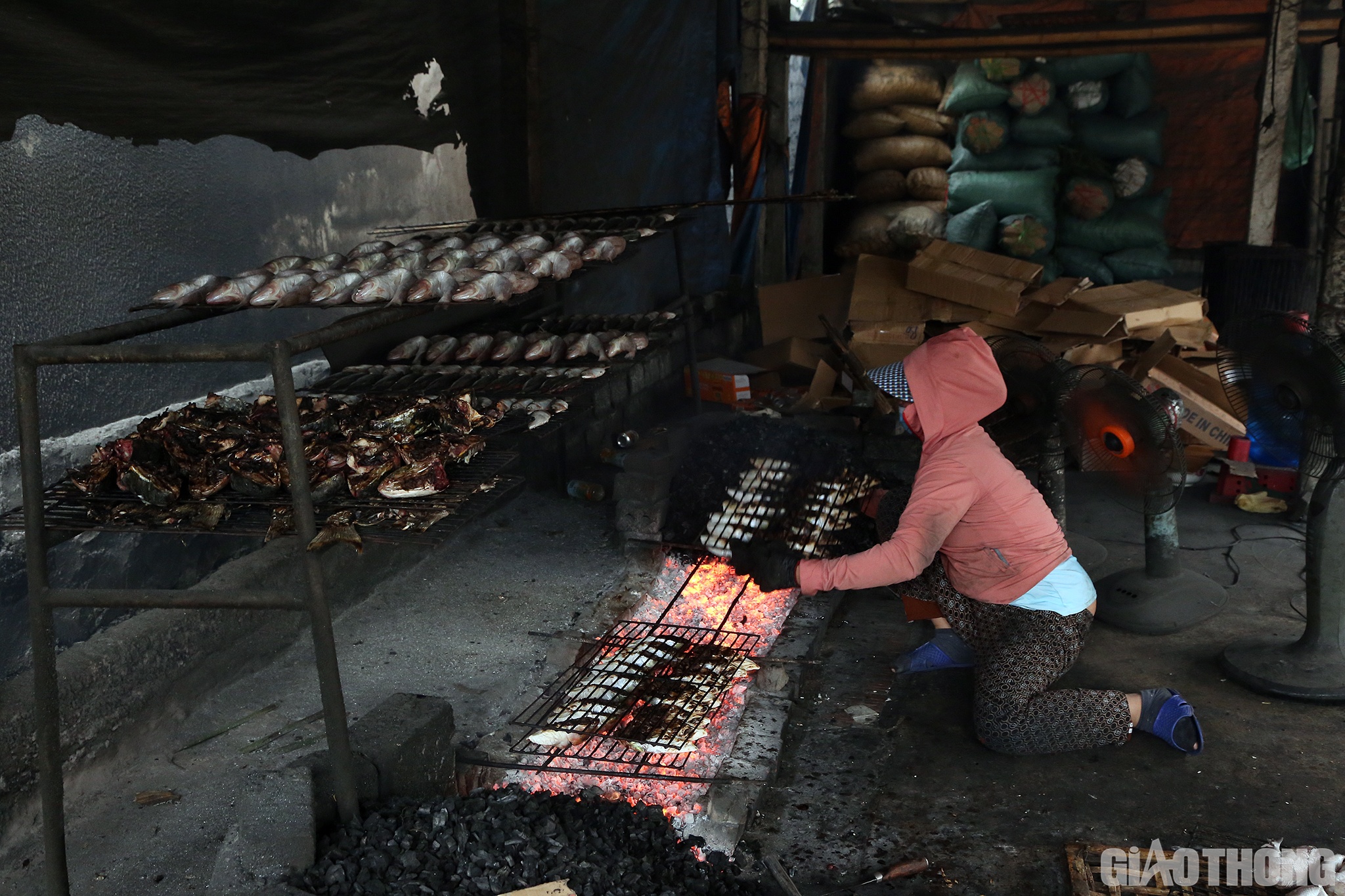Trước khi nướng, cá sẽ được làm sạch, sau đó tùy loại mà người thợ để cả con hay cắt ra từng khúc đều đặn rồi đem phơi cho ráo nước. Nói thì dễ nhưng làm thì không hề đơn giản, ví dụ là để các khúc cá khi nướng lên đẹp và bắt mắt, việc cắt cá ra thành từng khúc cũng phải đều và sắc ngọt.