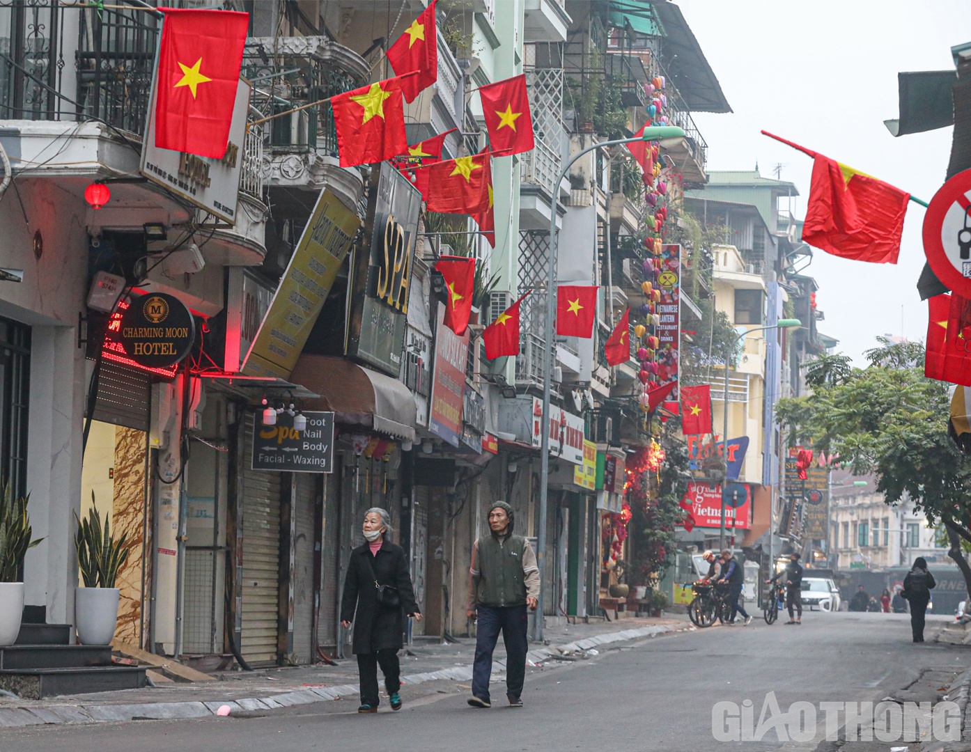 Sáng mùng 1 Tết, Hà Nội vắng lặng hơn thường ngày. Nhiều người đã dậy từ sớm để tận hưởng không khí đầu năm mới.