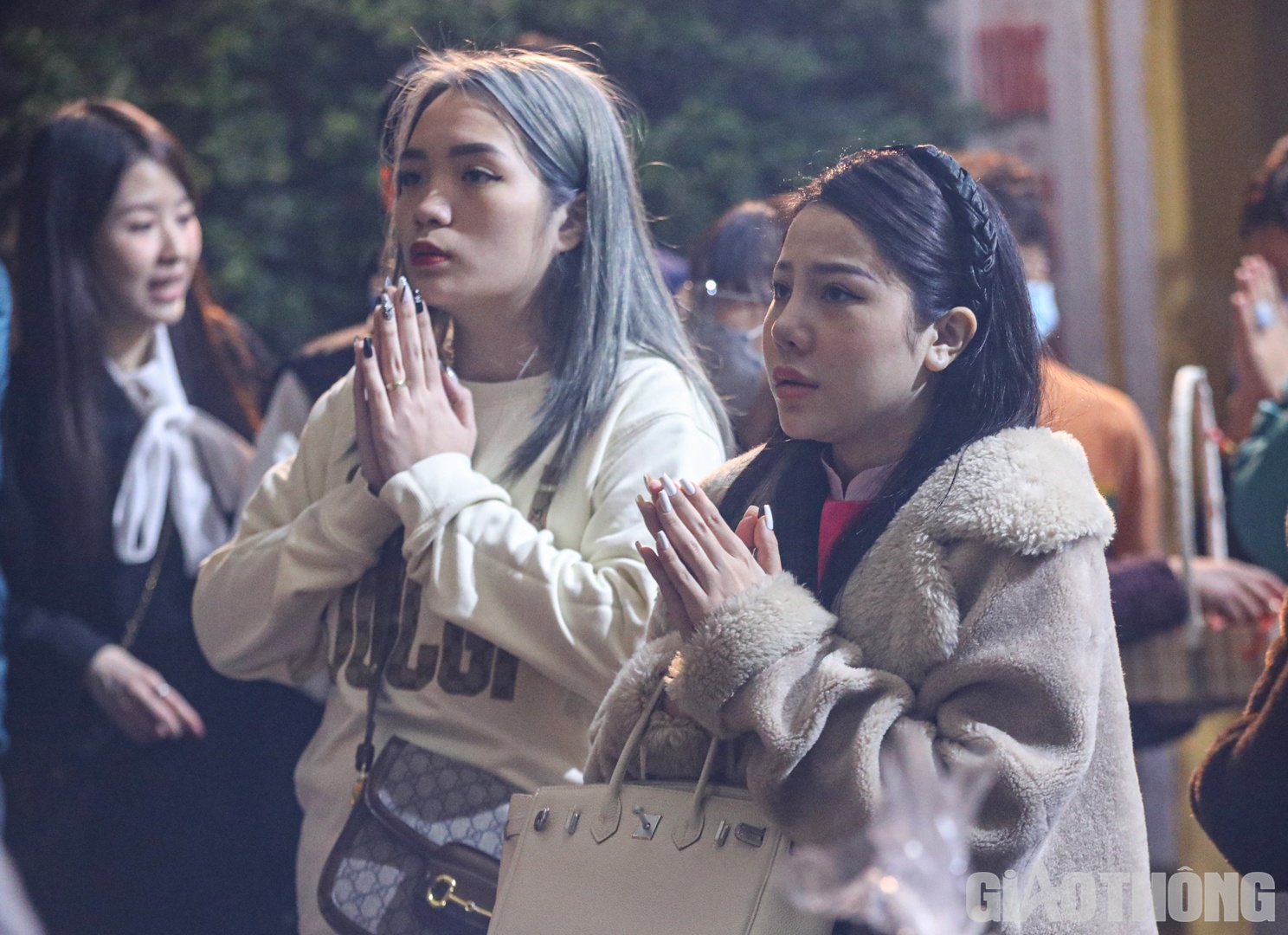 Còn chị Dương Hồng Giang (quận Hoàng Mai) cho hay: "Vào dịp này, tôi thường đi lễ để cầu bình an, may mắn cho gia đình cũng như việc kinh doanh, buôn bán trong năm mới được thuận buồm xuôi gió".