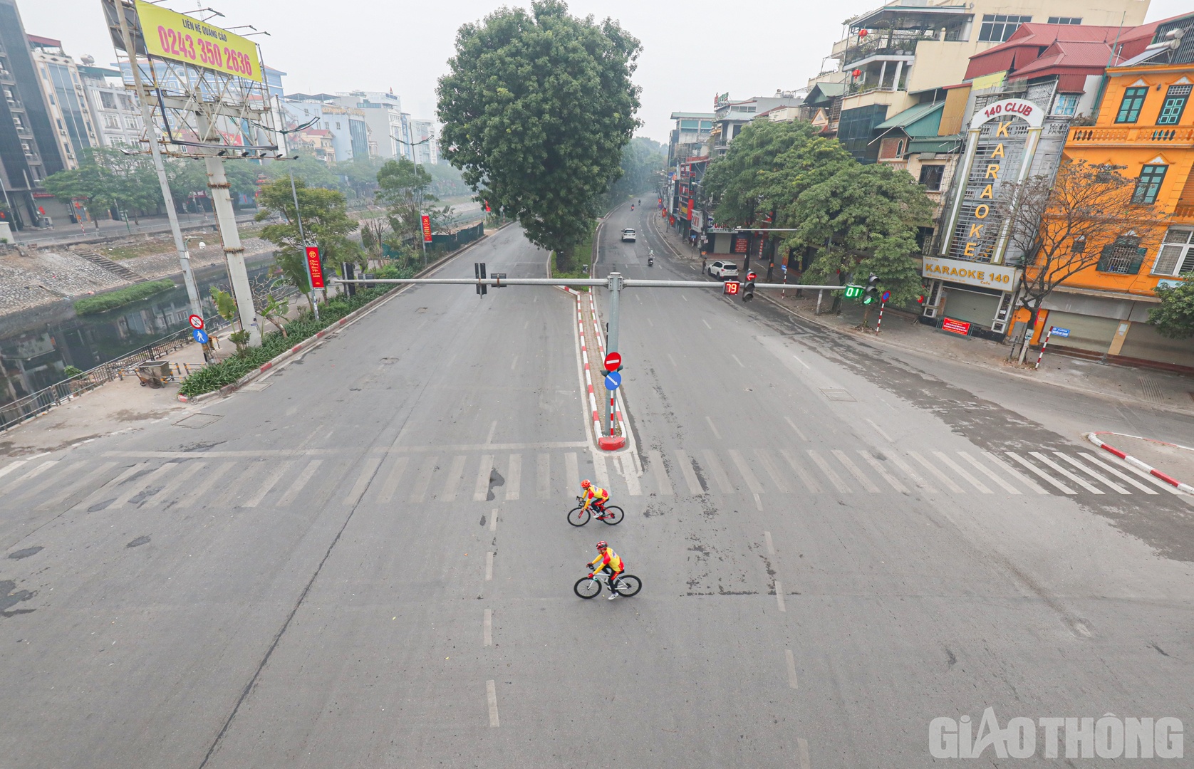 Đường Láng không còn ồn ào, không tiếng còi xe.