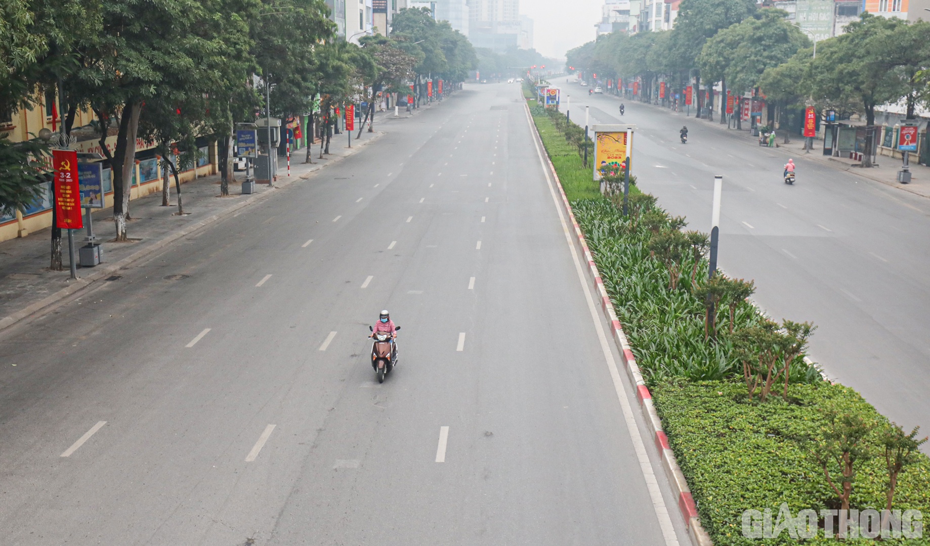 Đường Trần Duy Hưng rộng thênh thang thời điểm 8h sáng.