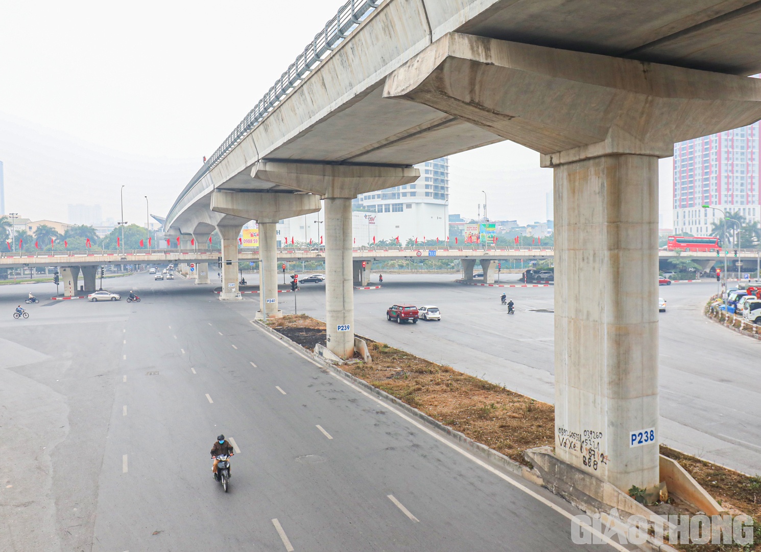 Nút giao Mai Dịch chỉ có lác đác phương tiện lưu thông khi nhìn từ trên cao.