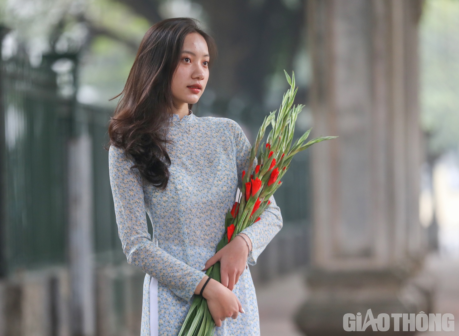 Tạo dáng chụp ảnh phía trước cổng Văn Miếu - Quốc Tử Giám, bạn Vũ Thị Phương Linh chia sẻ: "Hôm nay, em chỉ mất hơn 1 tiếng đi từ Bắc Giang đến Hà Nội. Năm nay là năm cuối cấp nên em cũng muốn tới đây để cầu may và được đỗ vào trường đại học Ngoại thương mà mình mơ ước".