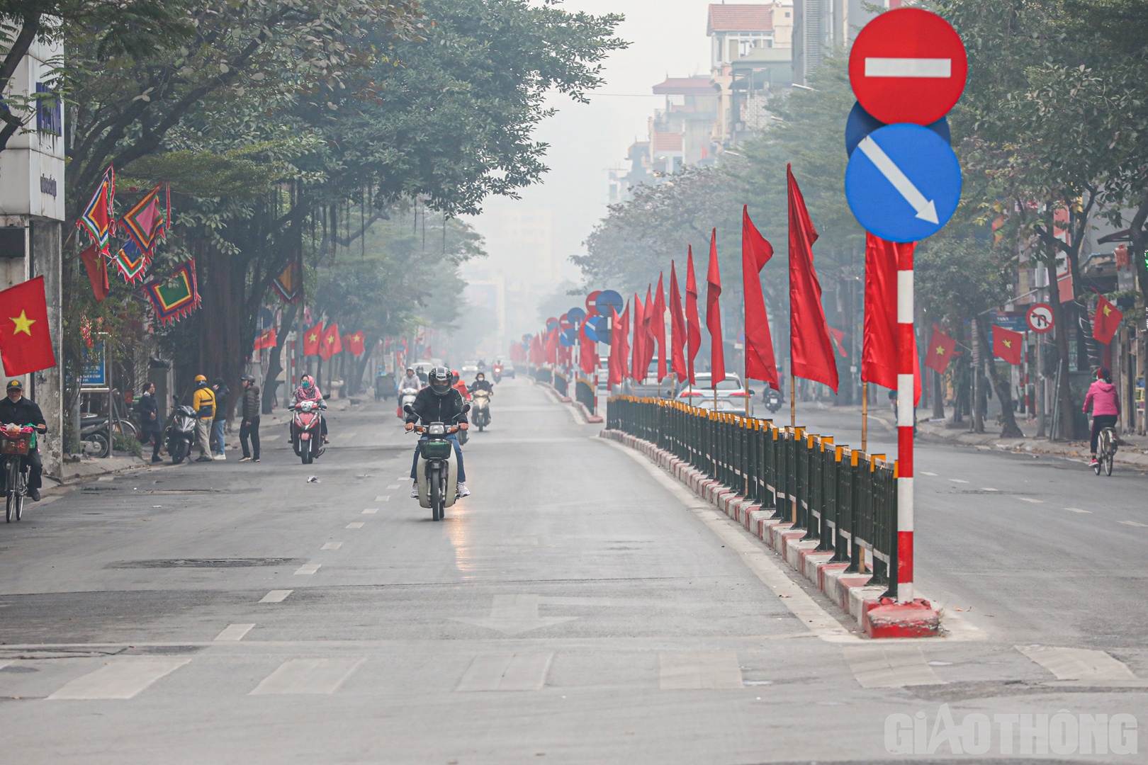 Một buổi sáng yên tĩnh hiếm thấy trên phố Tôn Đức Thắng lúc 7h30.