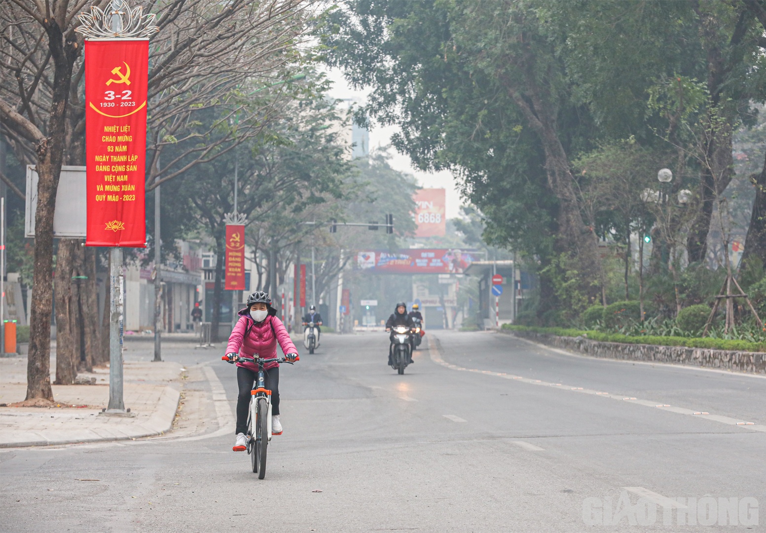 Người dân thong thả đạp xe trên phố Giảng Võ.