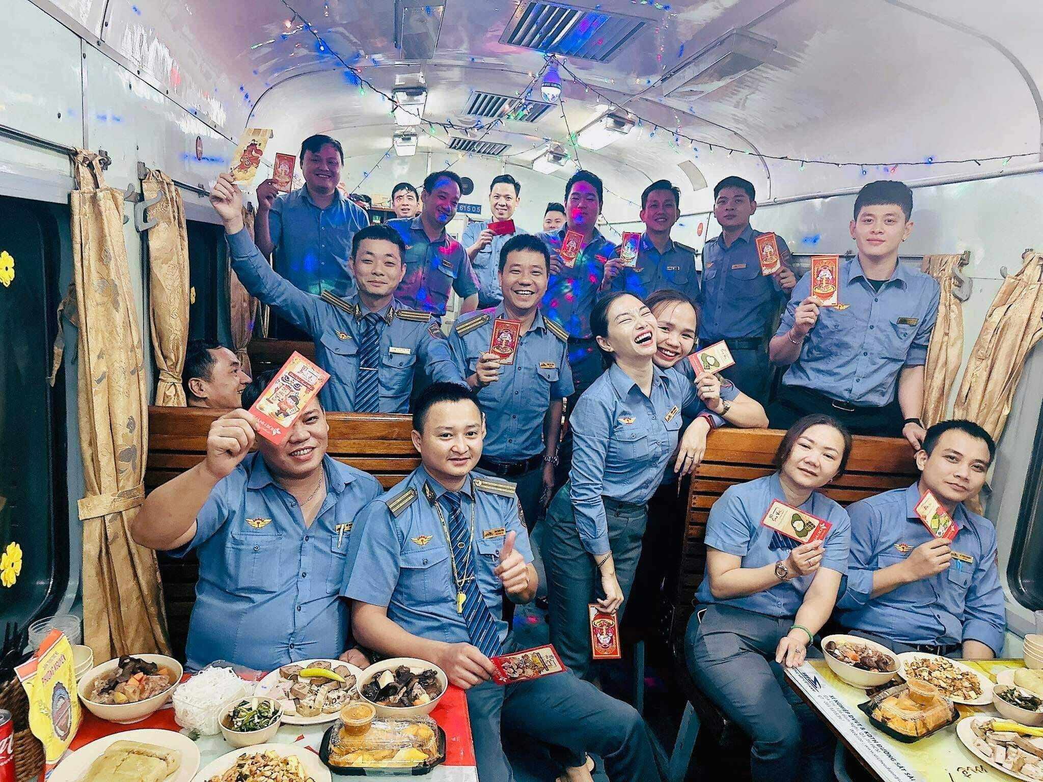 Trên các chuyến tàu đi xuyên hai năm, các tổ tàu đều tổ chức bữa cơm tất niên để nhân viên đi làm xuyên giao thừa cảm thấy không khí ấm áp khi xa gia đình.