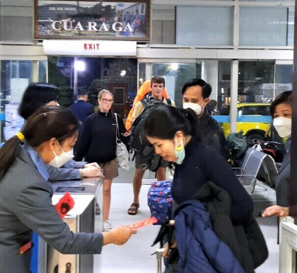 Trước đó, tại các ga, đường sắt cũng tặng hành khách chuyến tàu cuối cùng chạy tại ga đêm giao thừa Quý Mão