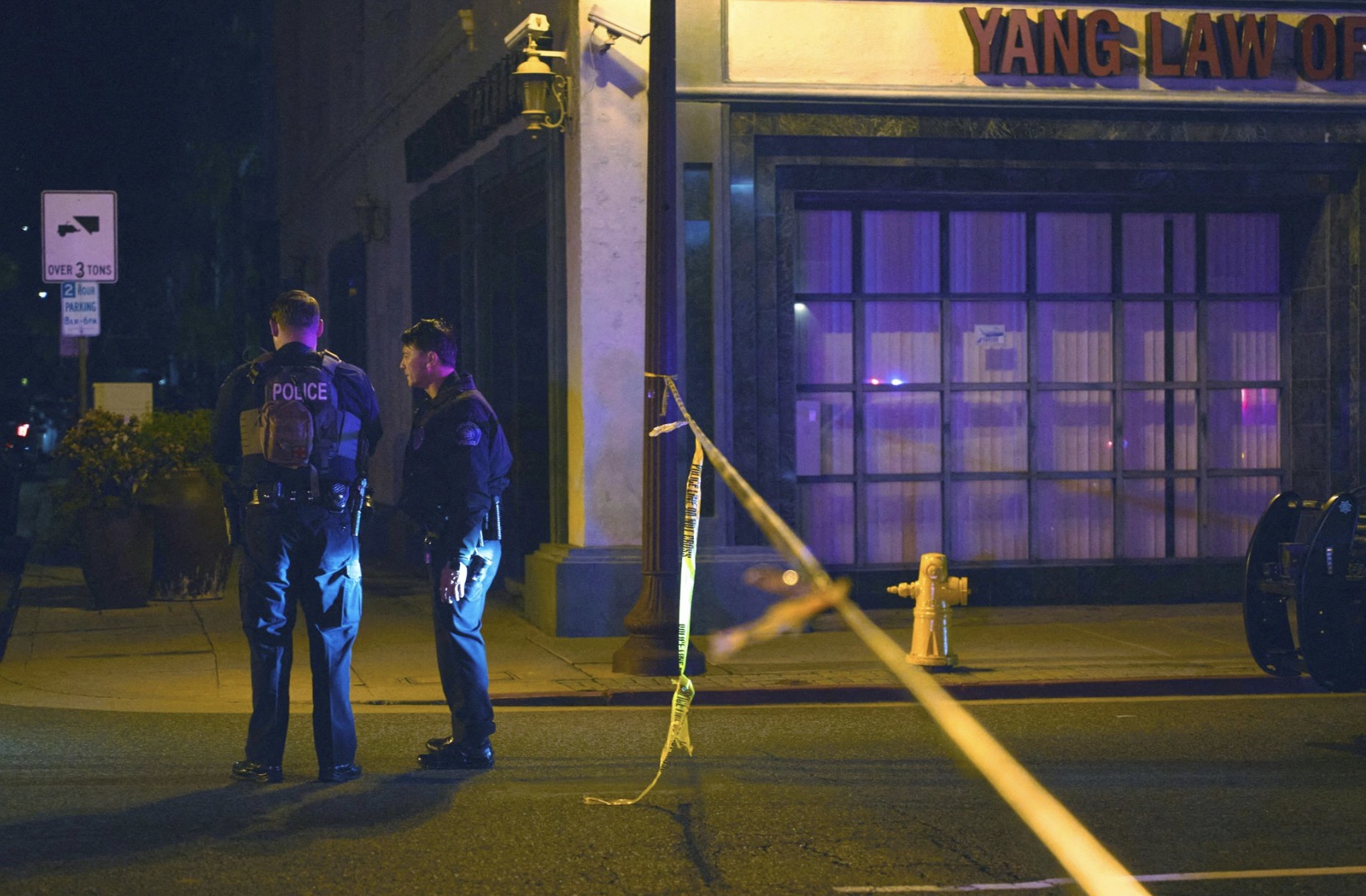 Hiện tại, cảnh sát đã phong tỏa các con phố xung quanh hiện trường. Kẻ xả súng đã bỏ trốn và chưa rõ động cơ thực hiện vụ nổ súng.