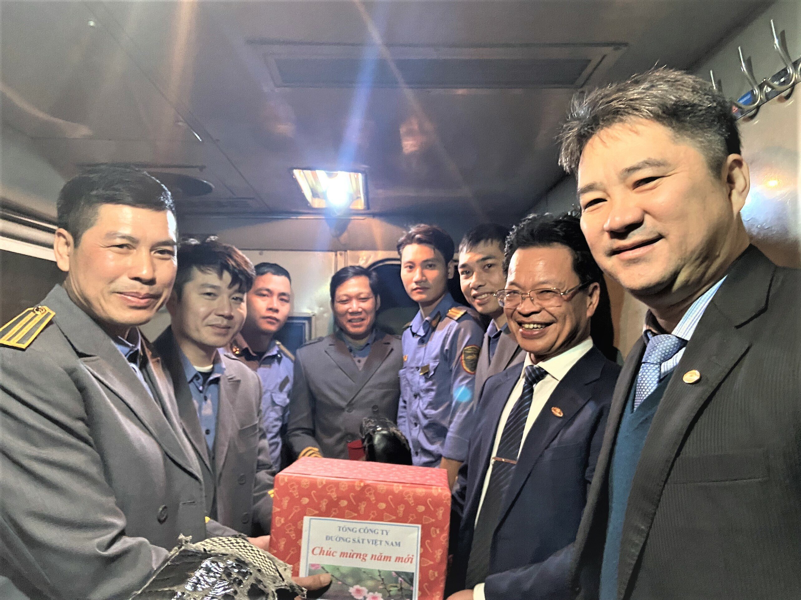 Lãnh đạo Tổng công ty Đường sắt VN tặng quà tổ lái tàu trên chuyến tàu cuối xuất phát đi xuyên giao thừa.
