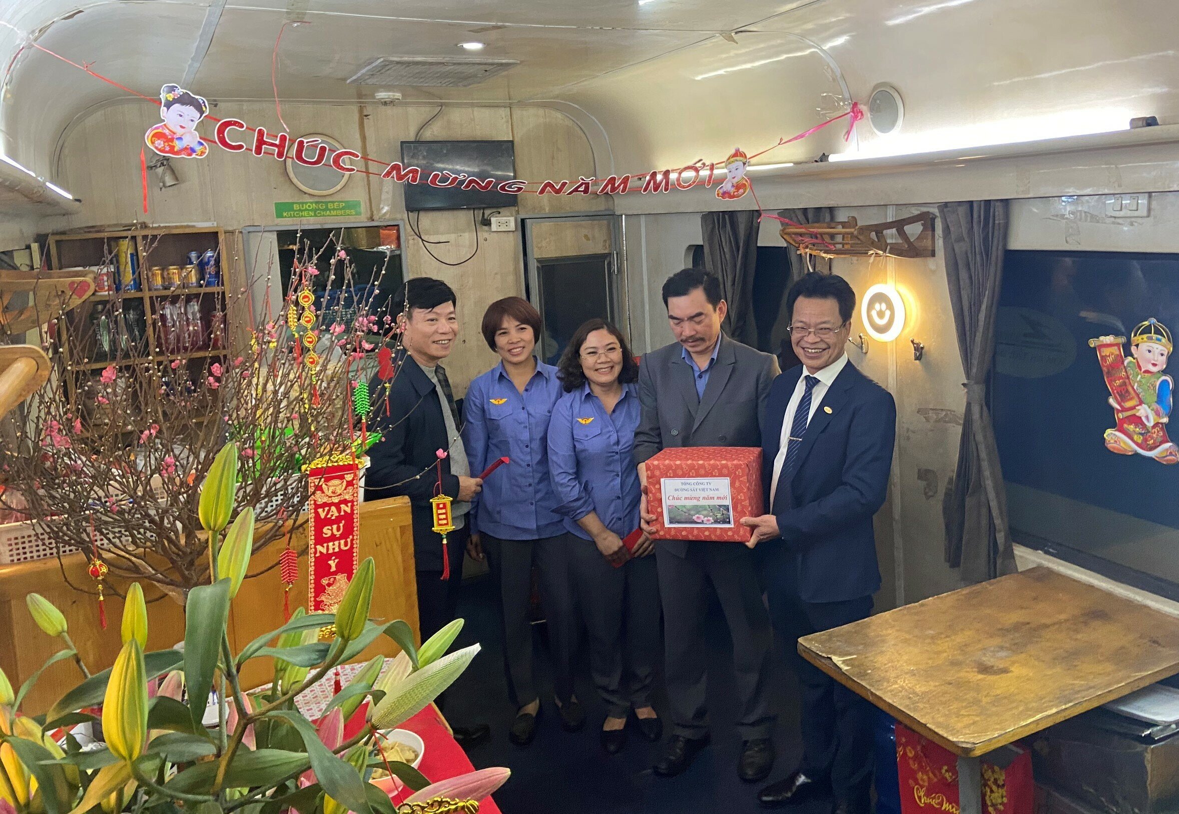 Tại ga Hà Nội, Tổng giám đốc Tổng công ty Đường sắt VN Đặng Sỹ Mạnh và Chủ tịch Công đoàn Đường sắt VN Mai Thành Phương tặng quà Tết nhân viên đi chuyến tàu cuối xuất phát tại ga, đi xuyên giao thừa.