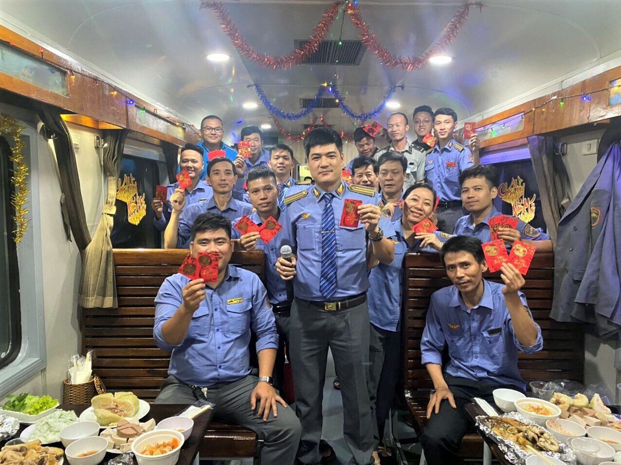 Nhân viên trên tàu cũng hào hứng khi được nhận lì xì.