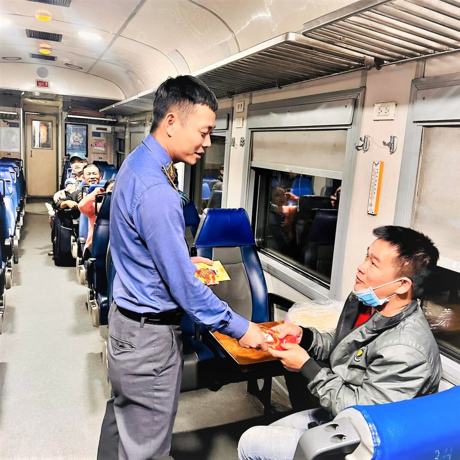 Tổng công ty Đường sắt VN cho biết, như thông lệ hàng năm, giao thừa năm Quý Mão 2023, trên những chuyến tàu xuyên giao thừa, các công ty vận tải đường sắt tổ chức tặng lì xì cho hành khách, cùng lời chúc năm mới bình an, may mắn.