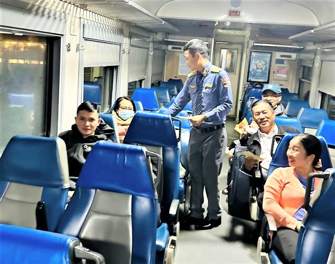 Hành khách đi tàu qua giao thừa thường it, tàu vắng, nên khi được tổ tàu tặng lì xì rất vui mừng, phấn khởi