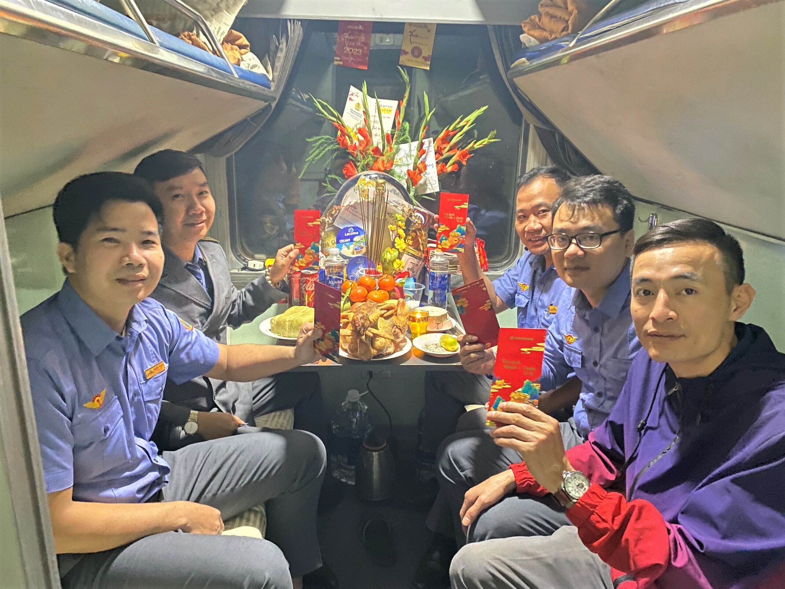 Trưởng tàu tặng lì xì các nhân viên đi tàu xuyên giao thừa.