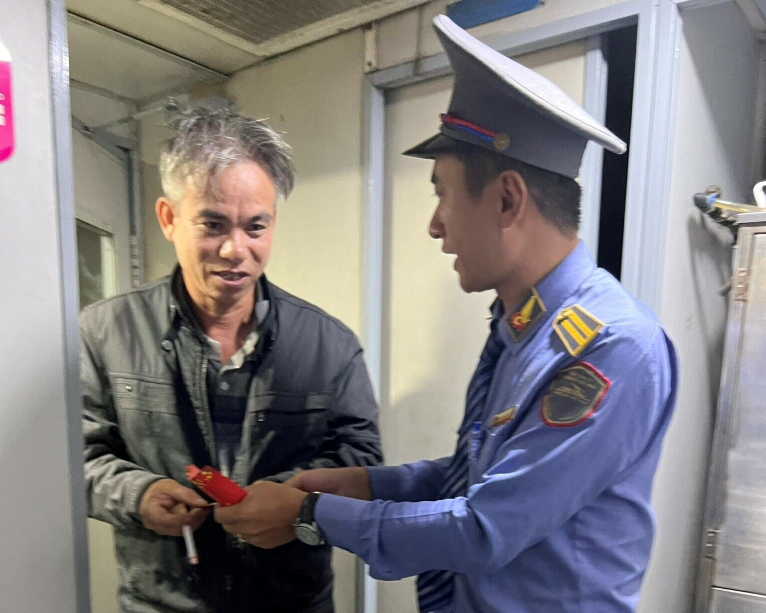 Hành khách bất ngờ, vui mừng được Trưởng tàu tặng lì xì.