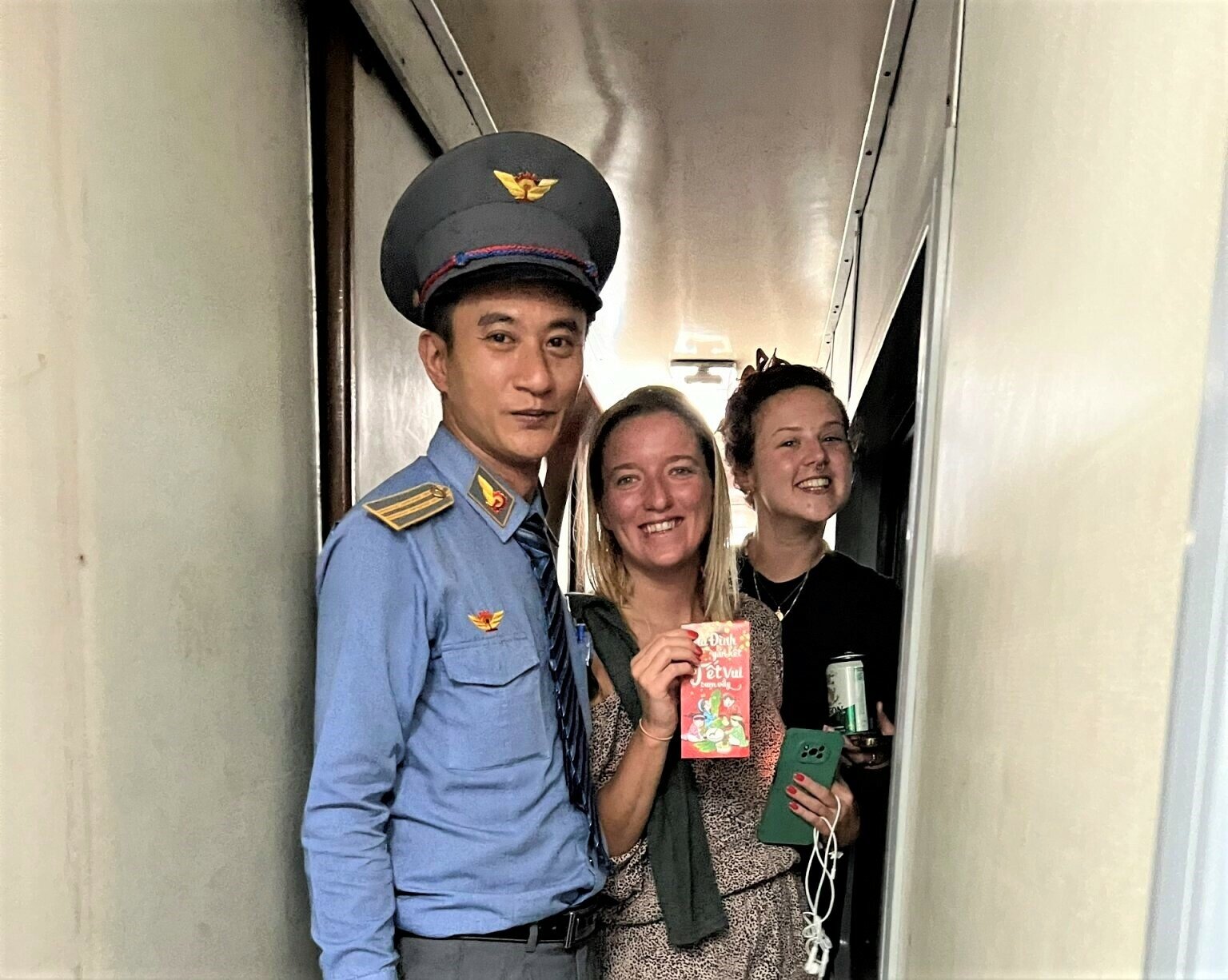 Khách nước ngoài cũng rất hào hứng, vui thích khi được nhận lì xì theo phong tục truyền thống Việt Nam
