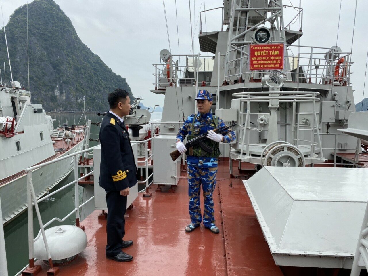 Lên tàu 267 thuộc Hải đội 7, PV Báo Giao thông ghi nhận được tinh thần sẵn sàng lên đường làm nhiệm vụ của đơn vị rất cao. Ảnh: Chính trị viên Hải đội 7 Phạm Quang Khiêm động viên cán bộ sẵn sàng tư tưởng trực chiến đấu trong dịp Tết.