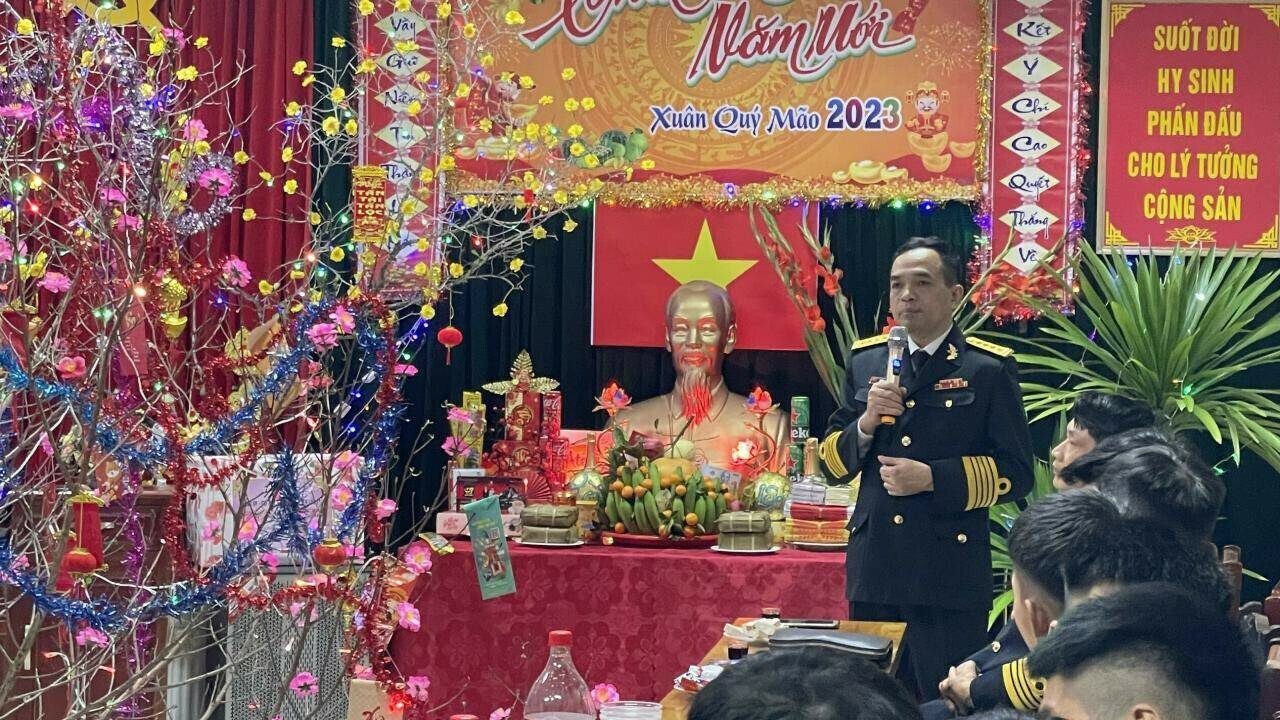 Trung tá Phạm Quang Khiêm, Chính trị viên Hải đội 7 đã 3 năm liên tiếp làm nhiệm vụ tại đơn vị trong dịp Tết cho hay:Khi nhận được yêu cầu của cấp trên là phải tiếp tục ở lại trực do yêu cầu của tình hình mới, mọi người đều vui vẻ, vì công việc của người lính là như vậy.