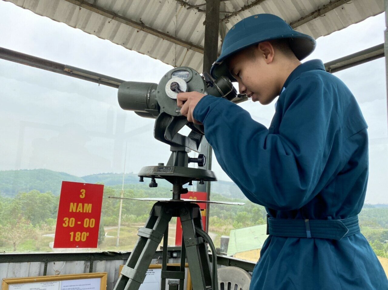 Tết Quý Mão 2023, trong khi nhà nhà, người người sum vầy, đoàn viên đón Xuân, thì những người lính Tiểu đoàn 185 thuộc Trung đoàn 213 Phòng không – không quân cùng các thiết bị vẫn căng "mắt thần" dõi lên trời cao không để Tổ quốc bị bất ngờ từ các tình huống trên không.