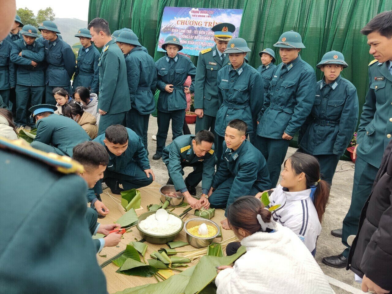 "Vui nhất là gần Tết, nhiều tổ chức đoàn thể ở địa phương đến giao lưu, tặng quà, nên cánh lính trẻ chúng em thấy lạ, thấy vui lắm!", Khương kể. Ảnh: Nhân dân địa phương nơi Tiểu đoàn 185 đứng chân tổ chức gói bánh chưng tặng đơn vị trong dịp Tết Quý Mão.