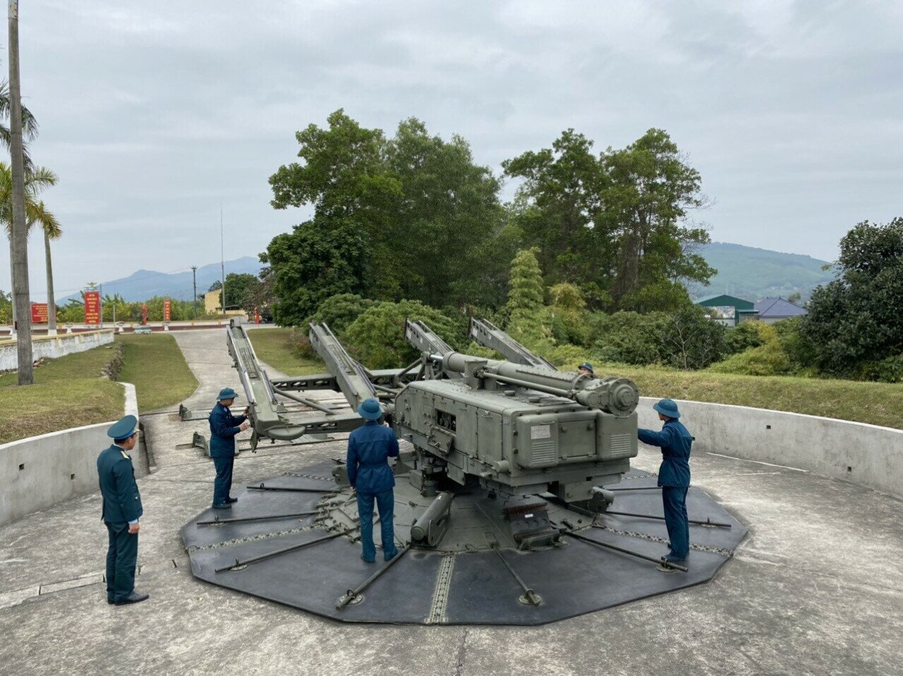 Năm nay là năm thứ 3 liên tiếp, Đại úy Tùng ở lại cùng đơn vị trực Tết. "Tết đến, Xuân về ai cũng nhớ nhà, nhớ người thân, nhưng là người lính thì luôn sẵn sàng gác lại niềm riêng thực hiện nhiệm vụ", Đại uý Tùng nói.