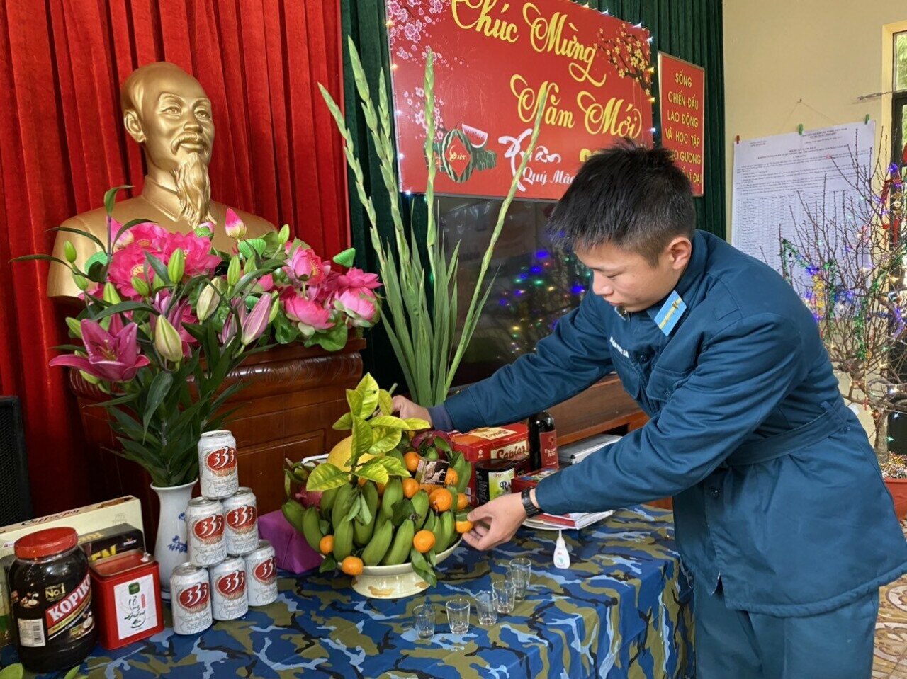 Dù là đơn vị trực chính của Trung đoàn 213 Phòng không – Không quân, nhưng Tiểu đoàn 185 cũng chuẩn bị lo Tết cho bộ đội rất chu đáo. Trong hội trường, mấy chiến sỹ trẻ đang trang trí đào, quất và mâm ngũ quả trên bàn thờ Tổ quốc.