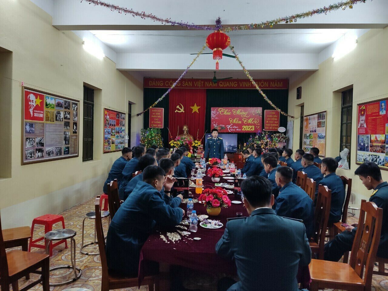 Chiến sỹ trẻ Trần Hồng Khương, 22 tuổi, nhà ở phường Giếng Đáy, TP Hạ Long chỉ cách đơn vị vài chục phút đi bộ đang cùng đồng đội trực Tết tâm sự, đây là năm đầu tiên anh ăn Tết xa gia đình. Ban đầu, cũng thấy nao nao, nhưng càng cận Tết, thấy không khí chuẩn bị đón năm mới của đơn vị rất tươm tất, nên cũng thấy nguôi ngoai nỗi nhớ nhà.