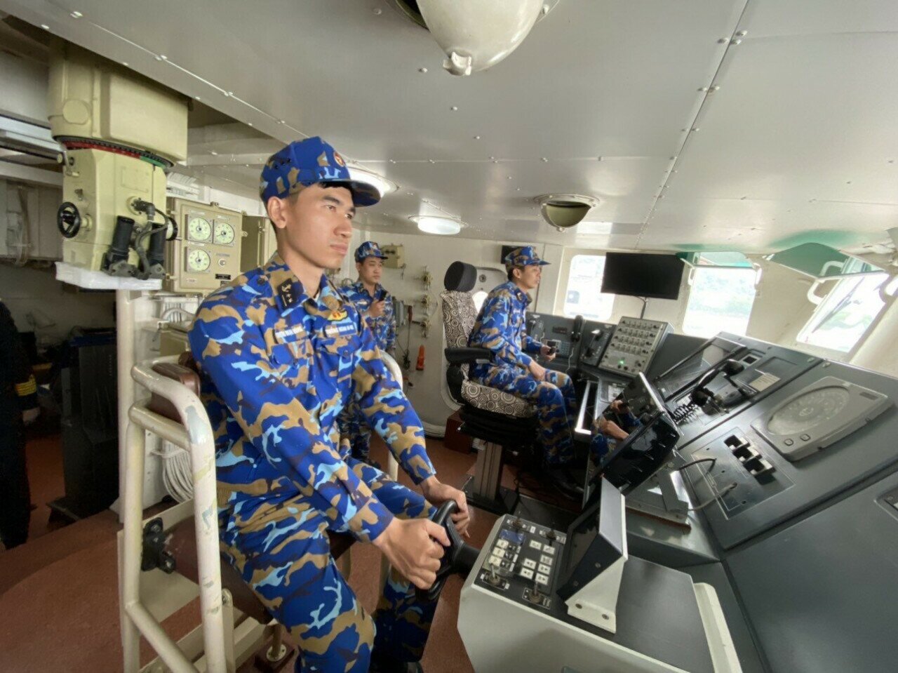 Hải đội 7 và Hải đội 135 là những đơn vị được Lữ đoàn 170 phân công trực Tết Quý Mão. Thiếu tá Lê Hồng Hùng, Chính trị viên phó Hải đội 135, cho biết: Mặc dù tình hình chủ quyền giai đoạn này cơ bản ổn định, nhưng nguy cơ về hoạt động của tàu cá ngư dân nước ngoài vi phạm chủ quyền khai thác trộm thủy sản luôn tiềm ẩn trong dịp Tết… Do vậy, các biên đội tàu của đơn vị luôn được đặt trong trạng thái sẵn sàng cao độ nhất…