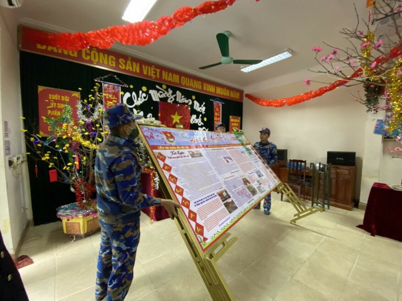 Báo tường của các đơn vị thuộc Lữ đoàn 170 được trang trí công phu - món ăn tinh thần của bộ đội trong dịp năm mới.