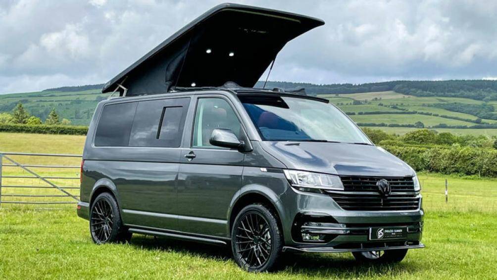 2. Volkswagen Transporter (lần đầu ra mắt năm 1947)