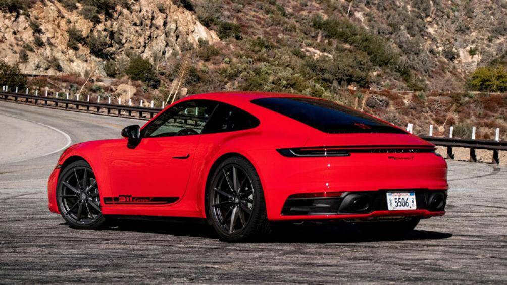 7. Porsche 911 (lần đầu ra mắt năm 1963)
