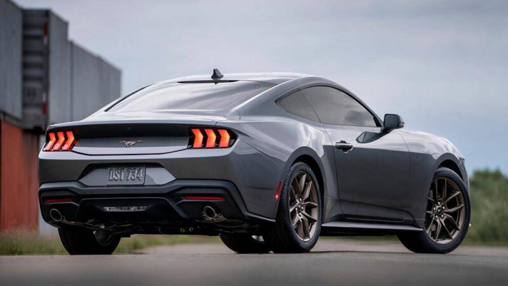 8. Ford Mustang (lần đầu ra mắt năm 1964)