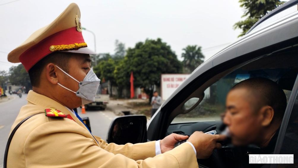 Lái xe Lê Quốc Toản, ở Tuyên Quang chia sẻ: "Những ngày Tết chúng tôi sẽ nghiêm chỉnh chấp hành đã uống rượu bia là không lái xe."