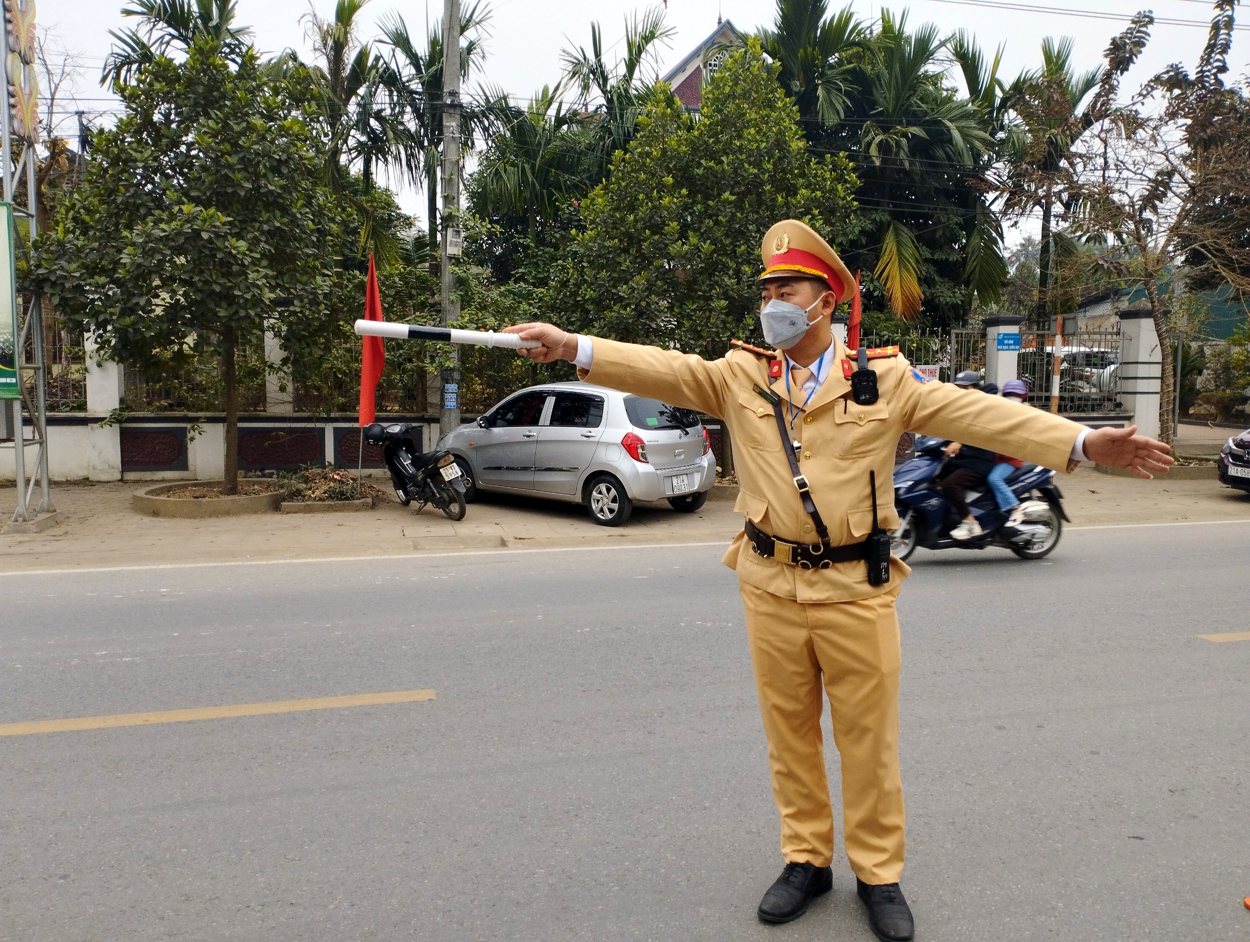 Ngay những ngày đầu năm mới, tổ Công tác Đội Tham mưu Tổng hợp, Phòng CSGT, Công an tỉnh Yên Bái, tuần tra xử lý "ma men" và "tốc độ" tại Km 293, QL 37, thuộc địa phận xã Âu Lâu, thành phố Yên Bái