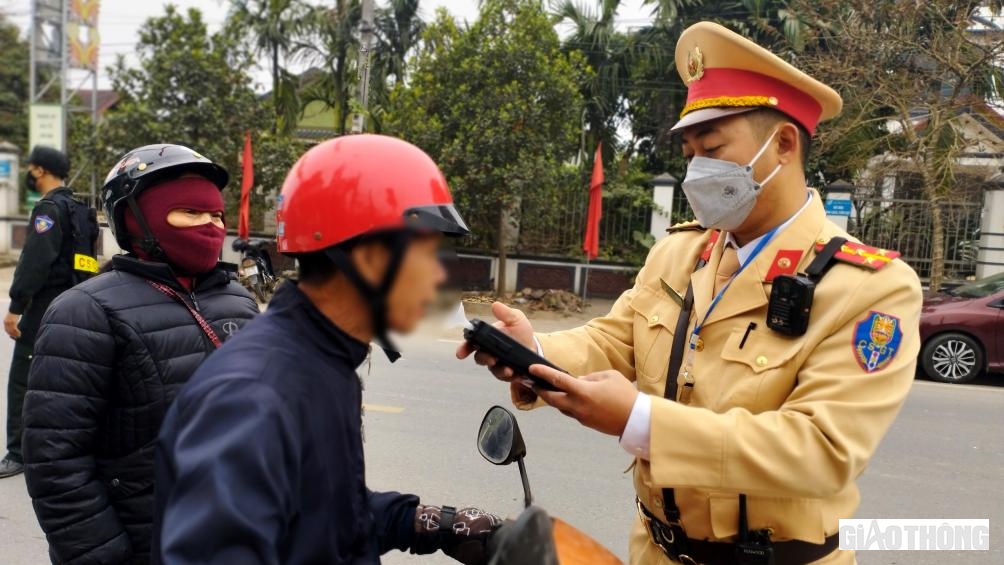 Trong buổi sáng, mùng 2 Tết Nguyên đán lực lượng chức năng chỉ phát hiện 3 trường hợp chạy quá tốc độ và không phát hiện được trường hợp nào vi phạm nồng độ cồn trên tuyến QL 37