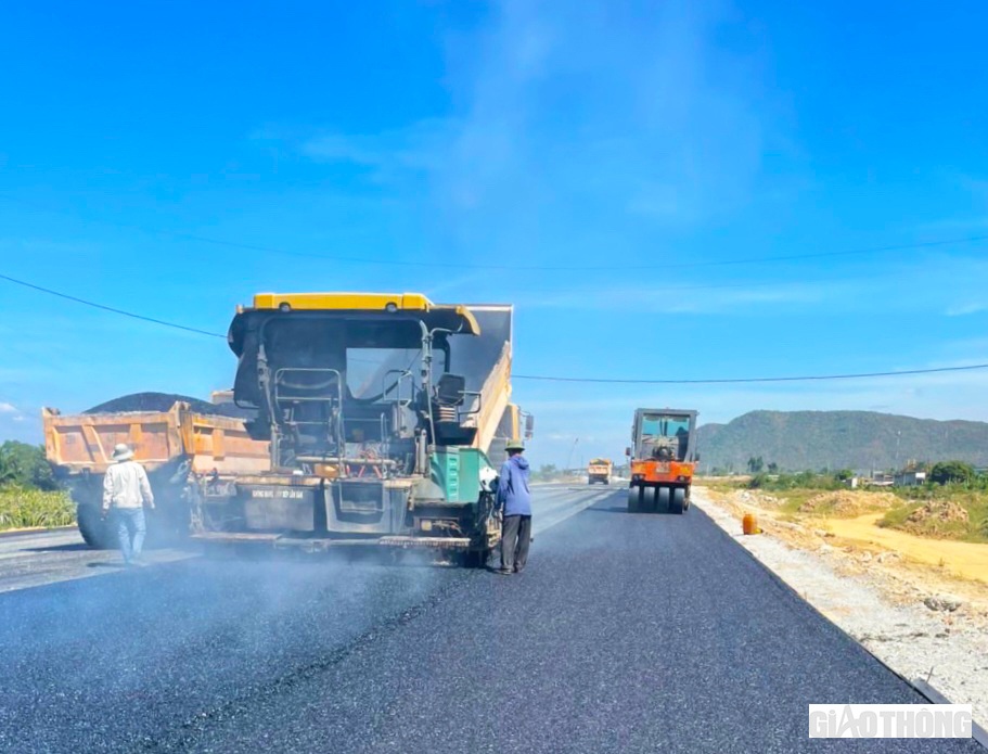 Tại khu vực phía Nam, dự án đoạn Vĩnh Hảo - Phan Thiết cũng đang được rốt ráo thi công xuyên Tết để đảm bảo tiến độ cán đích trước ngày 30/4/2022. Ông Phạm Quốc Huy, Giám đốc Ban điều hành dự án cho biết, tại dự án, gói thầu XL02 được xác định có khối lượng thi công còn lại nhiều nhất. Tại gói thầu này, cả 3 nhà thầu duy trì lượng nhân lực khoảng 50 - 70% so với ngày thường, tổ chức 2 mũi thi công bê tông nhựa; 2 mũi thi công nền đường gom, nút giao Chợ Lầu; 1 mũi thi công hạng mục ATGT. Mục tiêu đề ra là sản lượng thi công gói thầu sẽ được tăng thêm từ 1 - 2% trong dịp Tết.