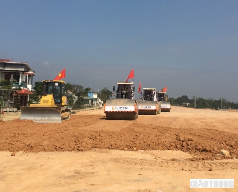 Ông Nguyễn Mạnh Tuấn, Giám đốc điều hành gói thầu XL02 thuộc Công ty CP Lizen cho biết, theo kế hoạch, trong dịp Tết Nguyên đán 2023, nhà thầu sẽ huy động nguồn lực triển khai đồng thời các hạng mục: đắp đất K98, K95; Cấp phối đá dăm; Thảm bê tông nhựa rỗng,… Trong ảnh: Nhà thầu Lizen thi công đắp đất K95 đoạn Km350+180 - Km350+420.