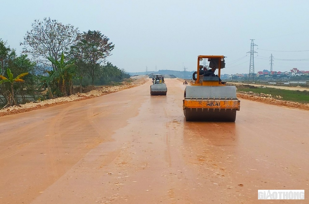 Tại dự án Nghi Sơn - Diễn Châu, sau những giờ tranh thủ nghỉ Tết ngay tại công trường, việc tổ chức thi công cũng nhanh chóng được tái khởi động để đáp ứng sản lượng thi công và giải ngân đăng ký. Trong ảnh: Nhà thầu Hòa Hiệp thi công cấp phối đá dăm trên phạm vi đảm nhận.