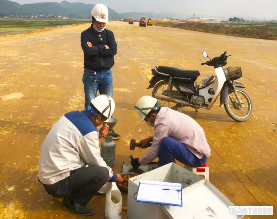 Đại diện Ban QLDA 6 cho biết, dịp Tết Nguyên đán, trên công trường dự án đoạn Nghi Sơn - Diễn Châu có một số nhà thầu tổ chức thi công như: Công ty CP Tập đoàn Sơn Hải, Tập đoàn Đèo Cả, Công ty TNHH Hòa Hiệp và Công ty CP Tập đoàn Cienco4. Hưởng ứng phong trào thi đua “Xuân Quý Mão trên các công trường giao thông” của Bộ GTVT, trong khoảng thời gian từ ngày 15/12 âm lịch đến hết ngày 16/1 âm lịch, tổng sản lượng đăng ký thực hiện tại dự án là gần 86 tỷ đồng”, đại diện này thông tin.