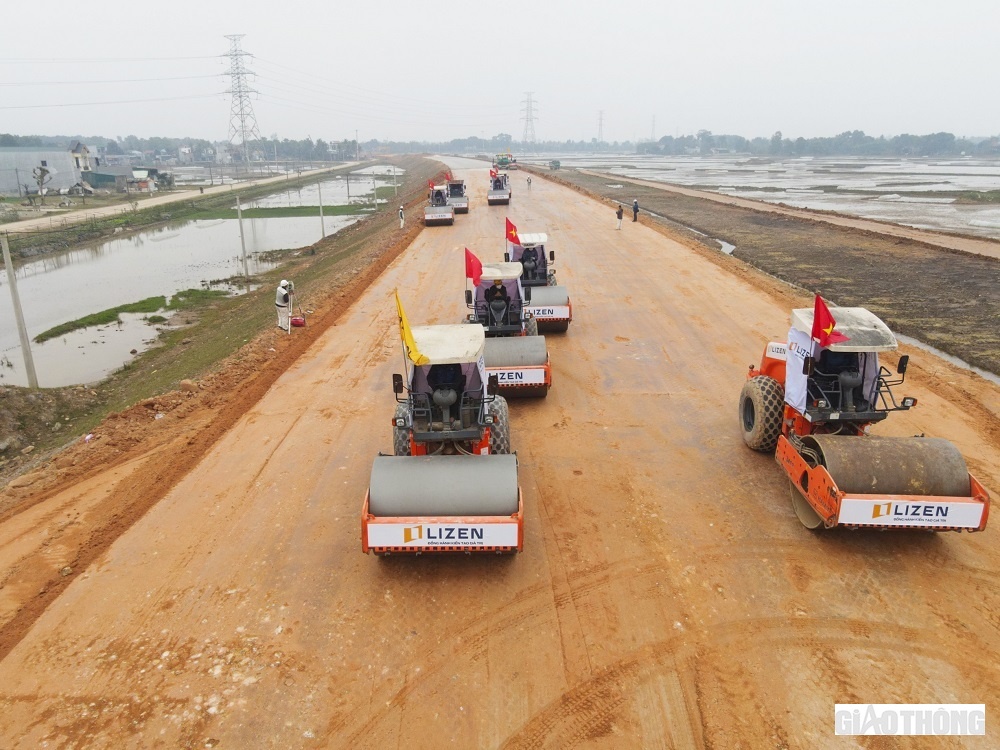 Sáng ngày 24/1/2023 (tức ngày mùng 3 Tết), trong lúc người dân trên cả nước vẫn đang trong kỳ nghỉ Tết Nguyên đán với những buổi liên hoan, gặp mặt đầu Xuân, tại công trường gói thầu XL02 dự án cao tốc Bắc-Nam đoạn QL45 - Nghi Sơn, hàng chục máy lu và đầu xe vận chuyển vật liệu vẫn đều đều lăn bánh để bám đuổi tiến độ.