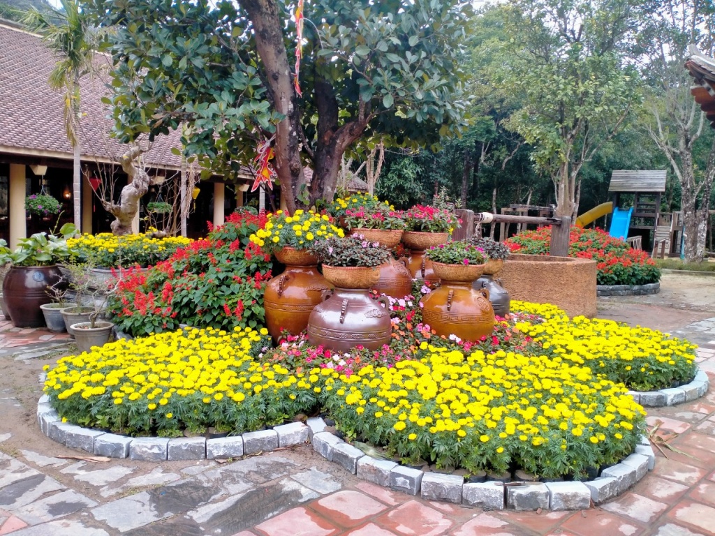 Đặc biệt, Giáo hội Phật giáo tỉnh Quảng Ninh đã tiến hành dát vàng lại bảo tượng Phật hoàng Trần Nhân Tông tại khu vực An Kỳ Sinh. Mặt khác, những con đường hoa cũng được làm mới với nhiều loài hoa như: Hoa ban, huỳnh liên, cúc, hoa giấy... khoe sắc suốt tuyến đường từ Dốc Đỏ và chân núi Yên Tử, tạo không khí tươi vui khiến lòng du khách phơi phới.