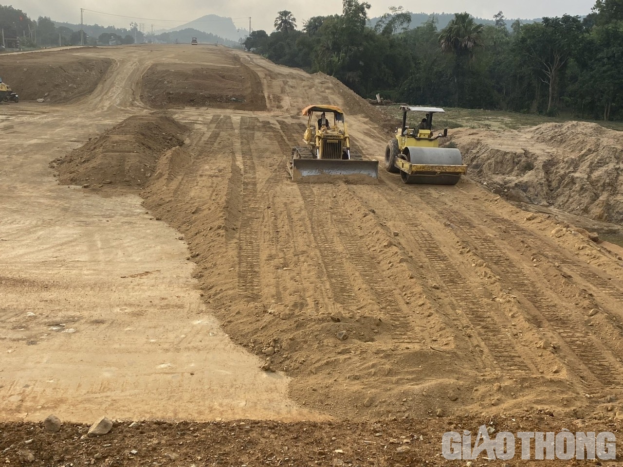 Ông Nguyễn Ngọc Quỳnh, Giám đốc quản lý dự án (thuộc Ban QLDA 2) cho biết, theo kế hoạch được xây dựng, trong những ngày Tết Nguyên đán, tại gói thầu XL01, các nhà thầu sẽ tập trung hạng mục đắp đất K95, K98 và cấp phối đá dăm loại 1 tại đoạn nền thông thường.