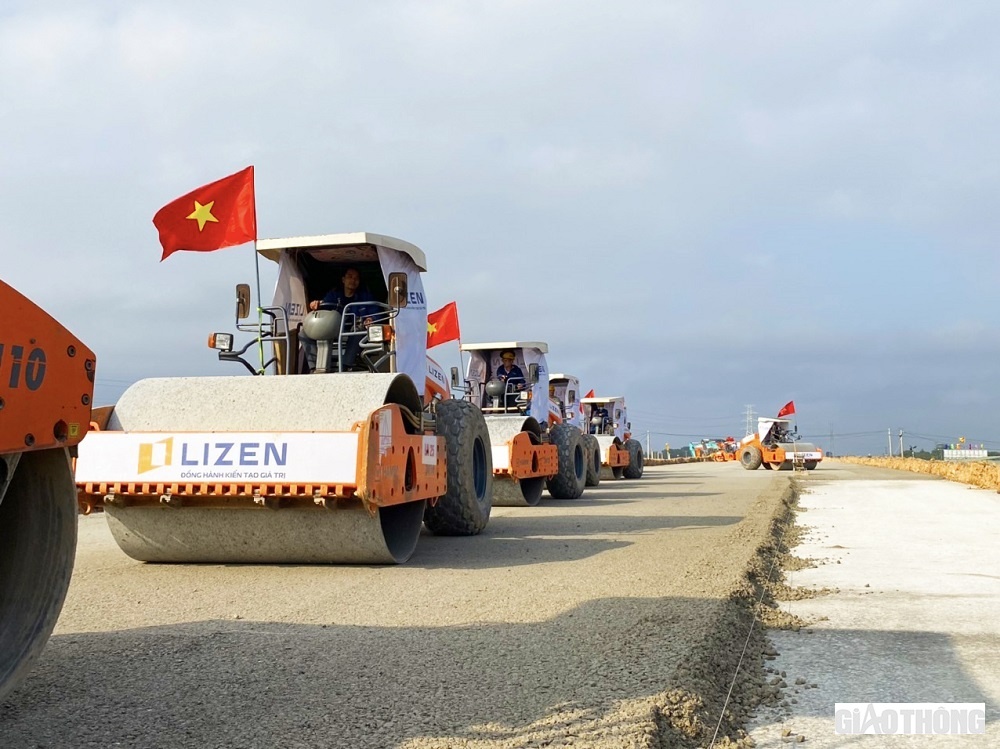 Để việc tổ chức thi công dịp Tết được hiệu quả, nhà thầu Lizen đã huy động khoảng 70 kỹ sư, công nhân thường trực tại công trường.