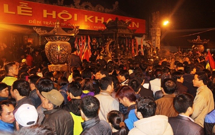 Lễ khai ấn sẽ diễn ra vào đêm 14, rạng sáng 15 tháng Giêng. Các nghi lễ được cử hành trang trọng theo nghi thức truyền thống. Vào đêm khai ấn, từ 22h40 bắt đầu diễn ra nghi lễ dâng hương các vị vua Trần, do UBND TP Nam Định chủ trì. Sau đó là lễ rước kiệu ấn từ sân đền Cố Trạch qua cổng chính tới đền Thiên Trường.