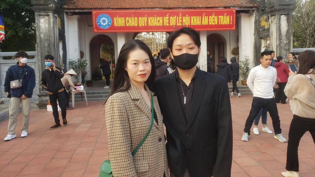Cùng e, trai của mình đi lễ đền Trần trong những ngày đầu năm mới, chị Lưu Linh chia sẻ: "Chúng tôi về đây để dâng hương, cầu tài, năm mới nhiều sức khoẻ; thắp hương nhằm tri ân công đức của các bậc tiền nhân đã có công với đất nước".