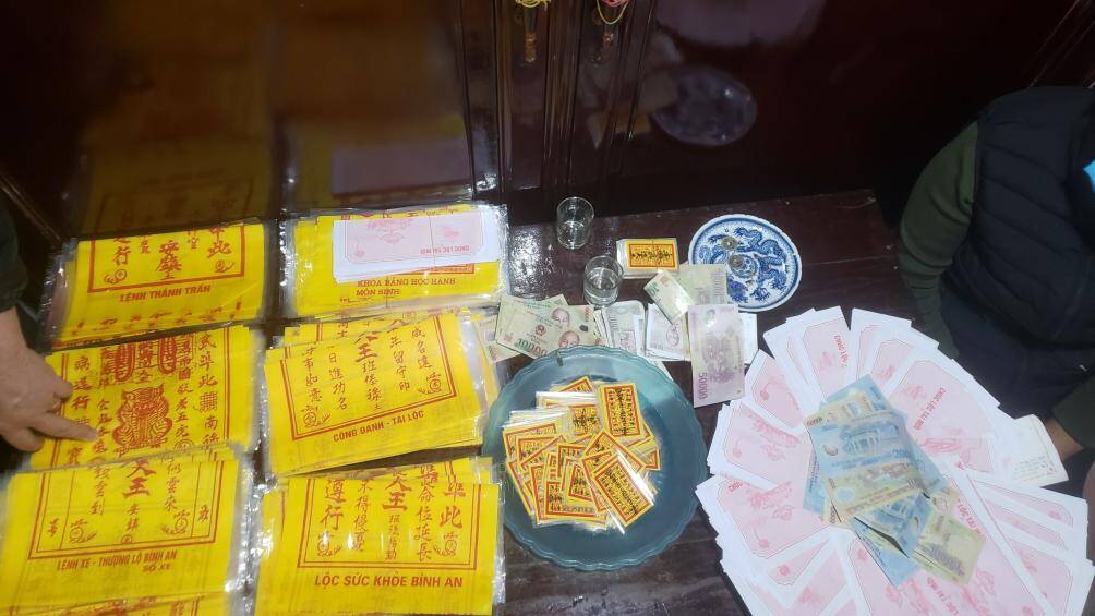Thẻ đầu năm cùng những tờ sớ cầu tài lộc, công danh, sức khoẻ được đặt trong đền.