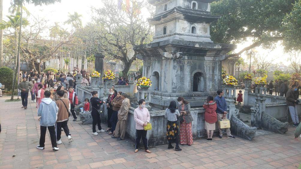Không chỉ đến đền Trần để dâng hương, xin lộc, nhiều gia đình còn đưa trẻ nhỏ đến vãn cảnh chùa, chiêm ngưỡng di tích và chụp ảnh lưu niệm.